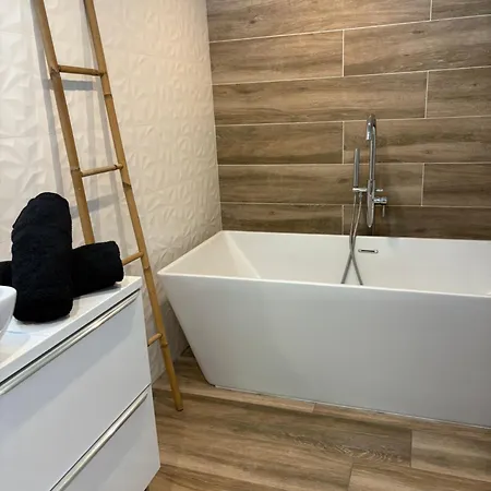 Avec Piscine Et Jacuzzi Proche De La Willa Aimargues