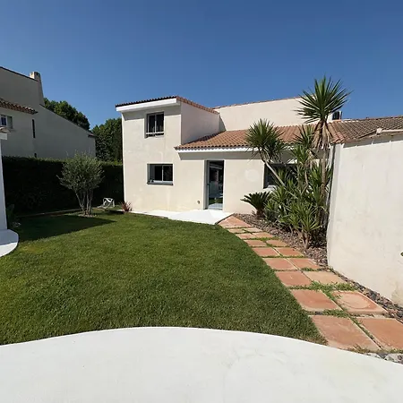 Avec Piscine Et Jacuzzi Proche De La *