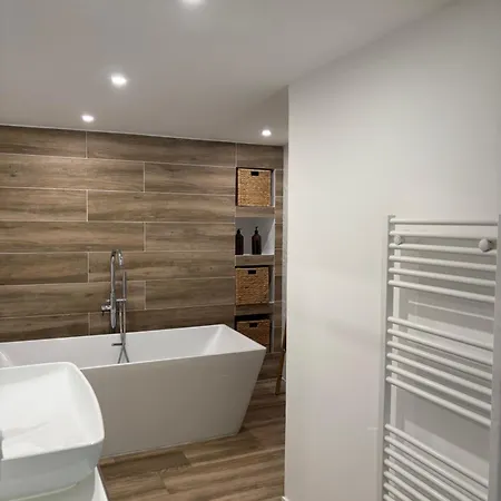 Avec Piscine Et Jacuzzi Proche De La Willa Aimargues