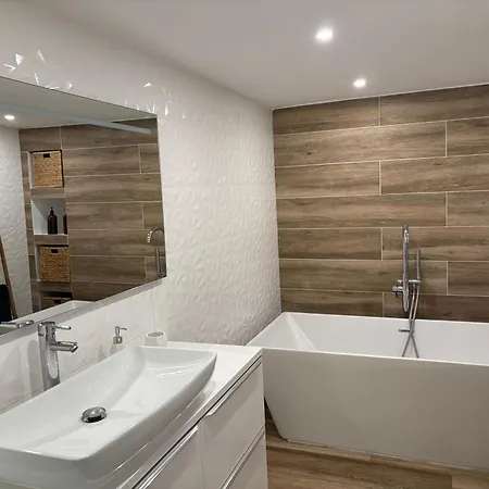 Avec Piscine Et Jacuzzi Proche De La Aimargues