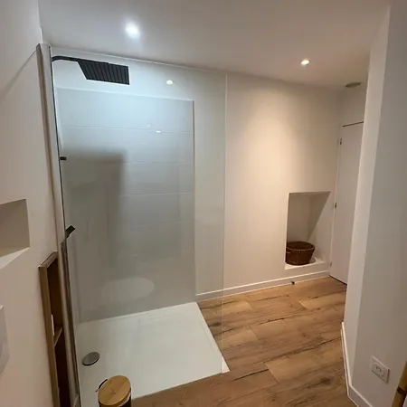 Avec Piscine Et Jacuzzi Proche De La *
