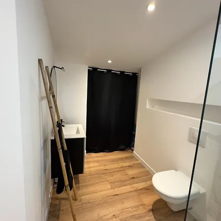 Avec Piscine Et Jacuzzi Proche De La *